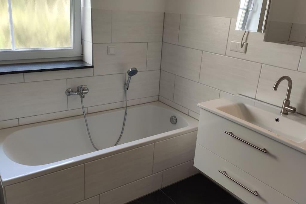 Neue 90 Qm 2-zimmerwohnung Naehe Koeln